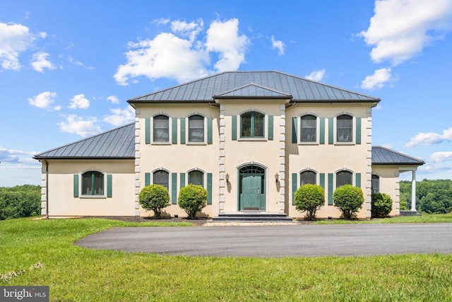 view of front of property featuring a front yard