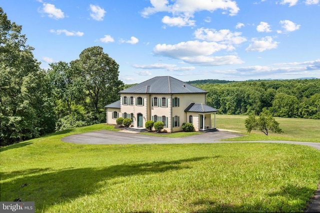 view of front of house featuring a front yard