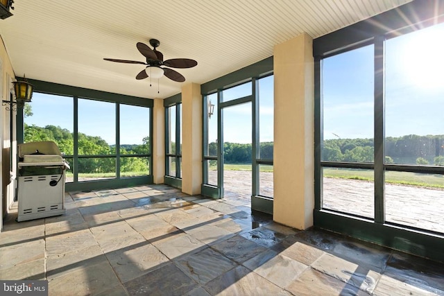 sunroom / solarium with ceiling fan