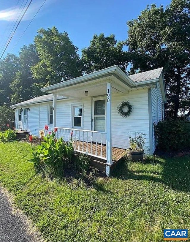 view of front facade featuring covered porch and a front lawn