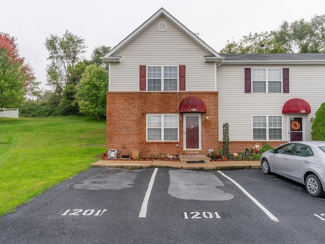 view of front of house featuring a front yard