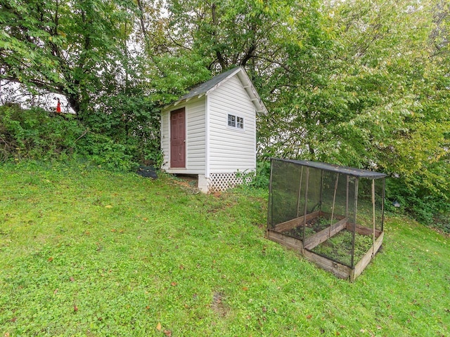 view of yard with a storage unit