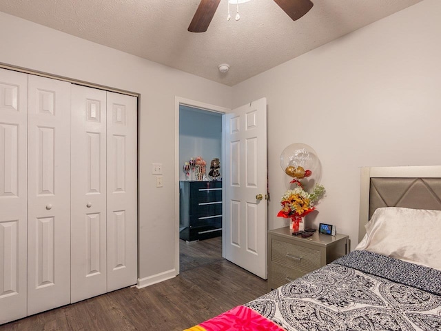 bedroom featuring ceiling fan, dark wood-type flooring, a closet, and a textured ceiling