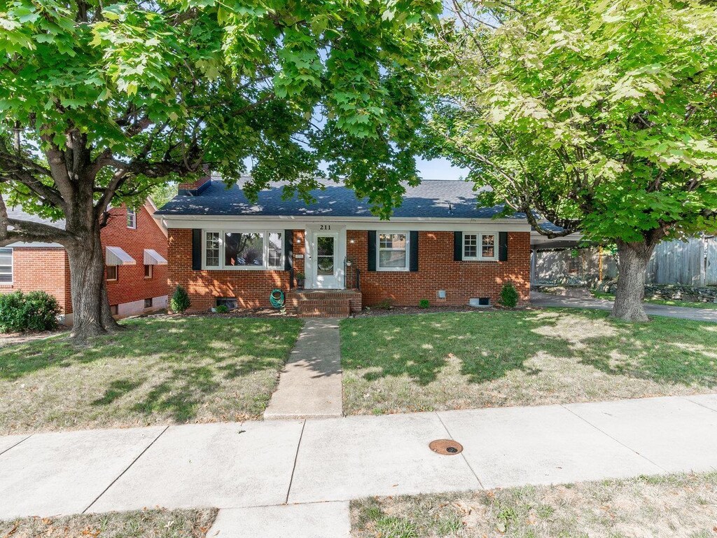 view of front of house with a front yard