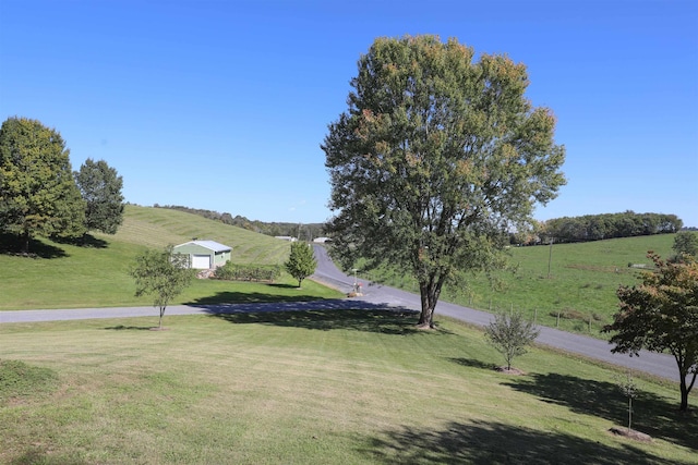 view of yard featuring a rural view