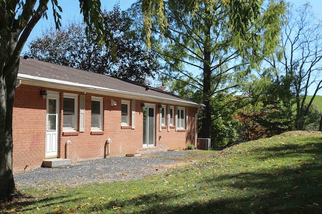 view of front of property featuring brick siding and a front lawn