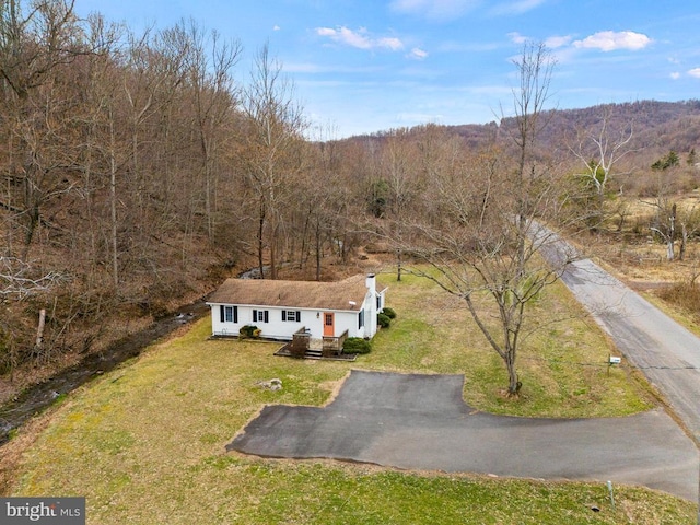 bird's eye view with a wooded view