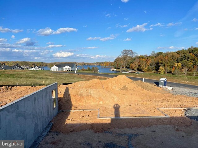 view of yard featuring a water view