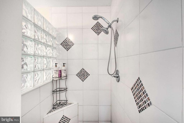 interior details with a tile shower