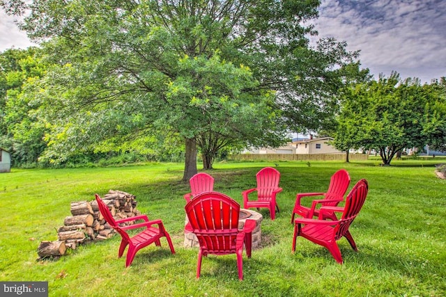 view of yard featuring a fire pit