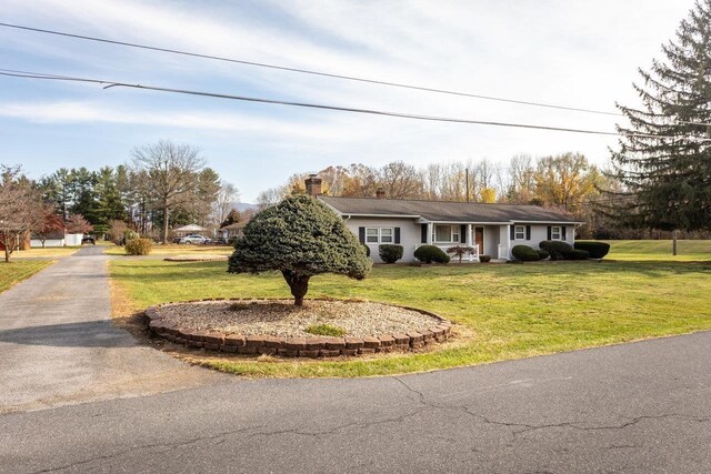 view of front facade with a front yard