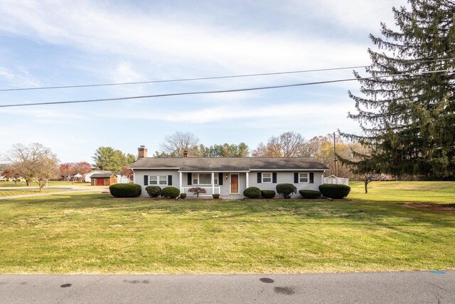 single story home featuring a front lawn