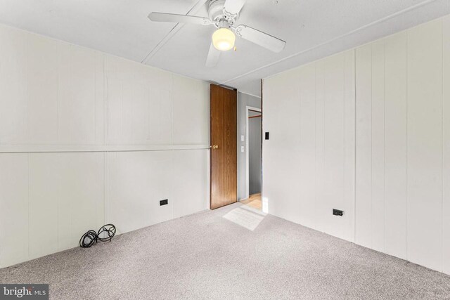 unfurnished room featuring carpet and ceiling fan