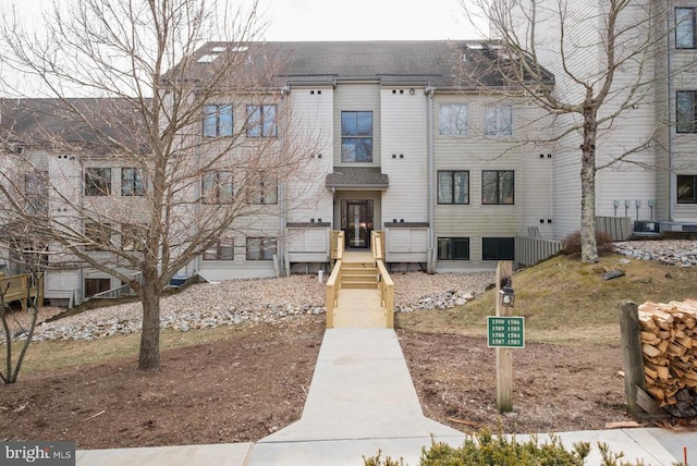 townhome / multi-family property with a shingled roof