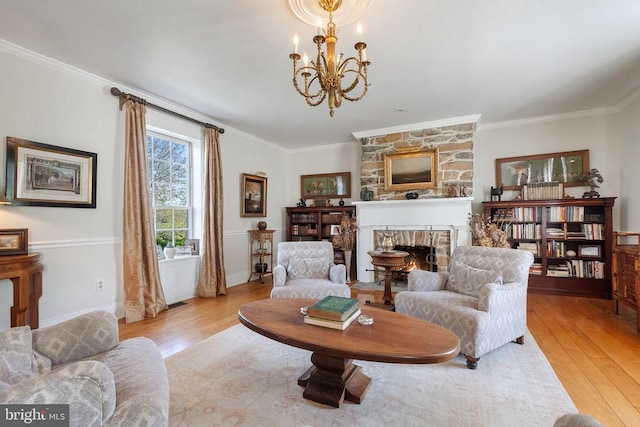 living area featuring crown molding, a chandelier, wood finished floors, and a fireplace