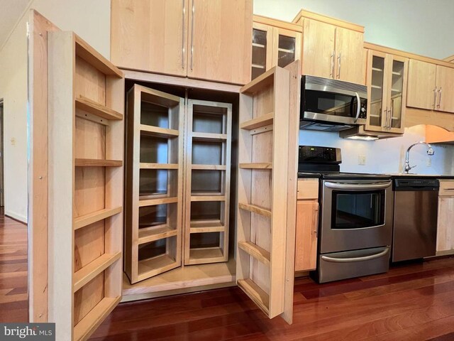 kitchen with sink, stainless steel appliances, dark hardwood / wood-style floors, and light brown cabinets