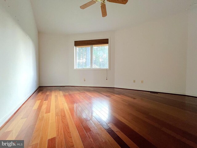 unfurnished room with wood-type flooring and ceiling fan