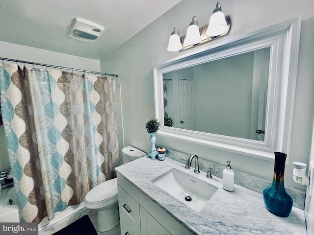 bathroom with toilet, a shower with shower curtain, and vanity
