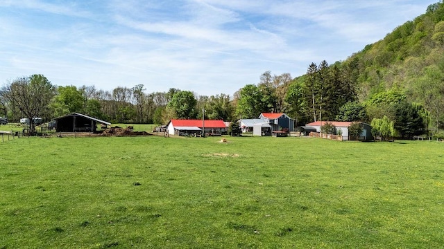 view of yard with a view of trees and an outdoor structure