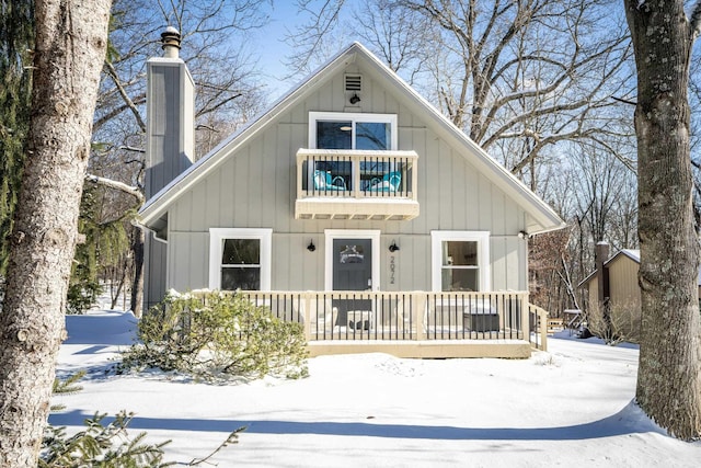 view of front of home featuring a balcony and covered porch