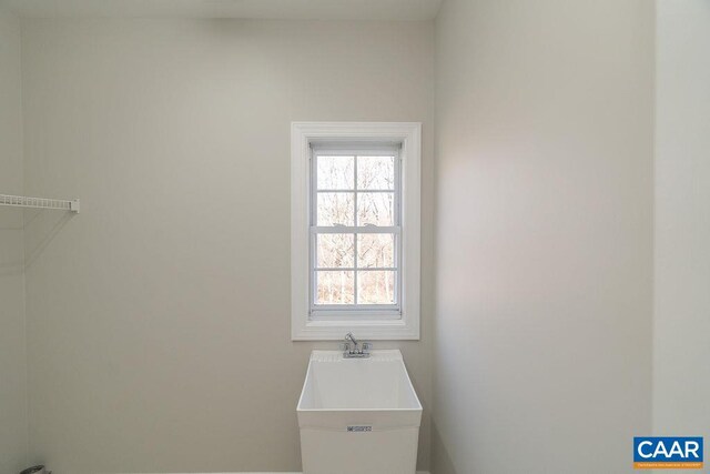 bathroom featuring a sink