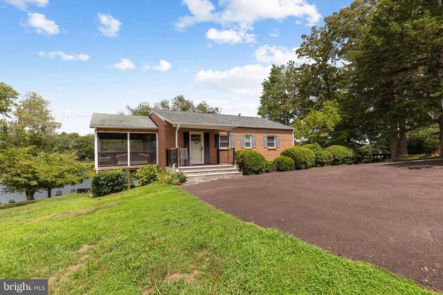 view of front of home featuring a front lawn