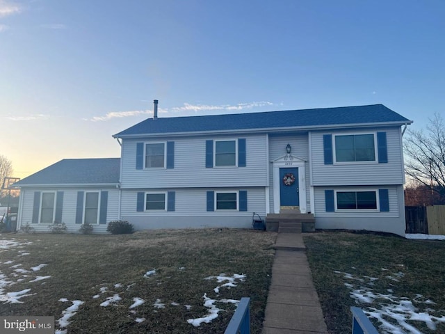 view of front of home featuring a yard