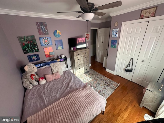 bedroom featuring wood-type flooring, ornamental molding, a closet, and ceiling fan