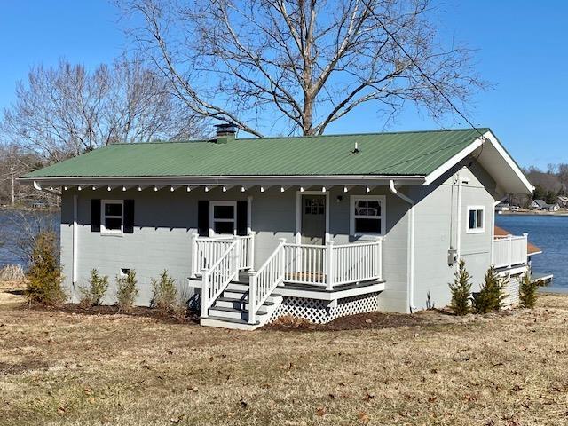 view of front of property featuring a front yard