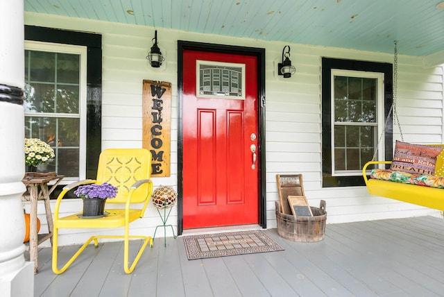 entrance to property featuring covered porch