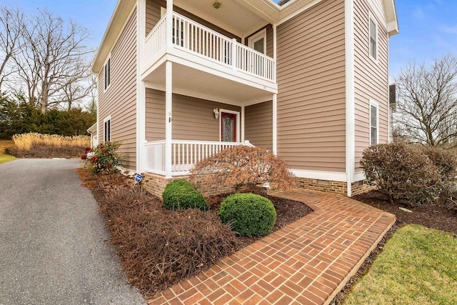 property entrance with a balcony