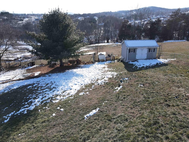 view of yard with a storage shed