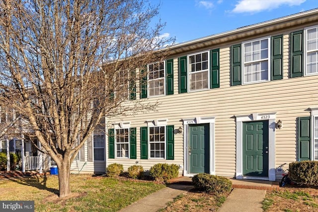 view of front of house featuring a front yard