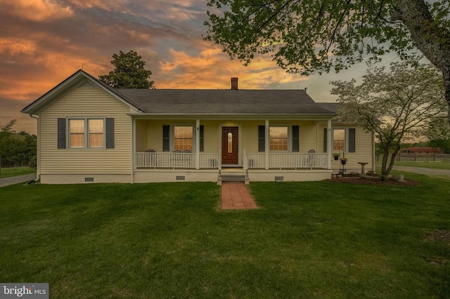 view of front of property featuring crawl space, a porch, and a front yard