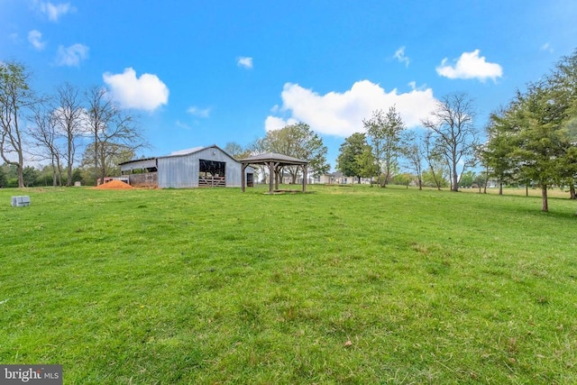 view of yard with an outdoor structure