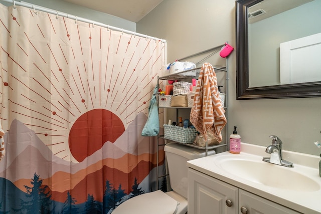 full bathroom with toilet, visible vents, a shower with shower curtain, and vanity