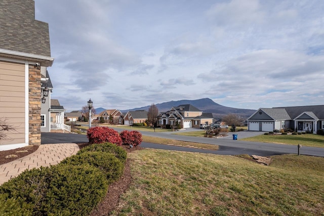 view of yard with a garage and a mountain view