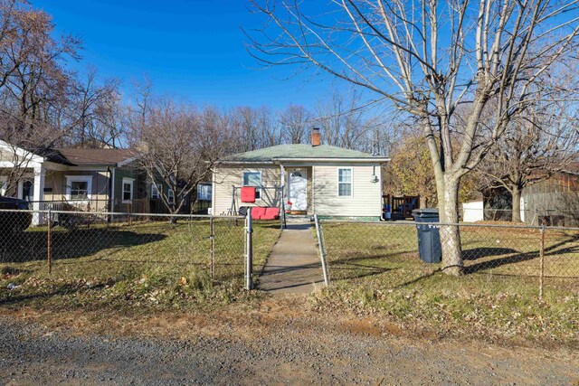 view of front of property featuring a front yard