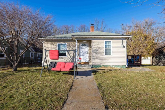 view of front of house with a front lawn