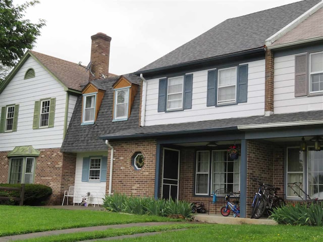 view of front facade with a front yard