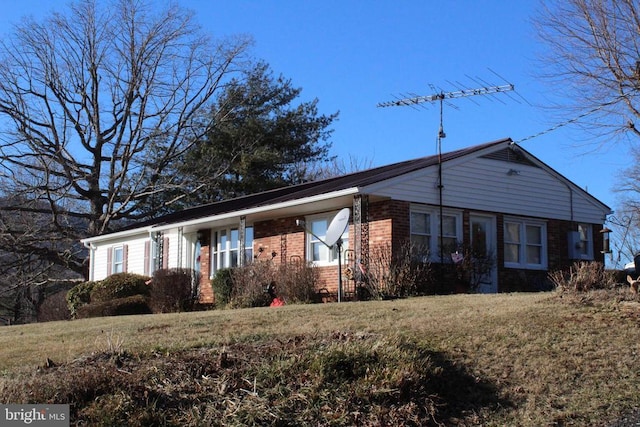 ranch-style home featuring a front lawn