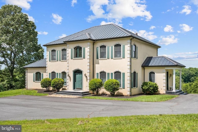 view of front of house with a front lawn