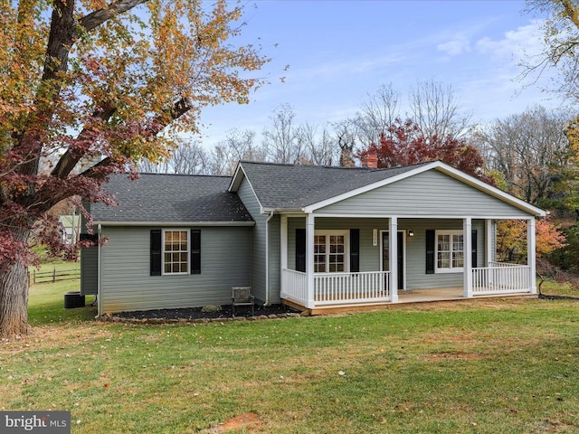 ranch-style home featuring a front lawn and covered porch