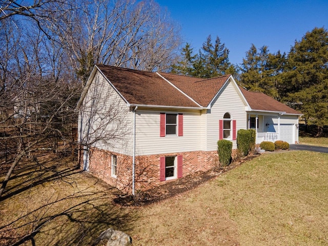 view of front of property featuring a front lawn, an attached garage, and driveway