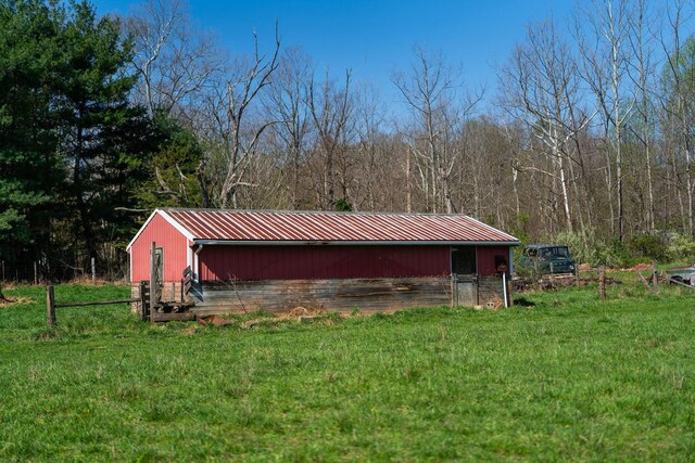 view of outdoor structure with a yard