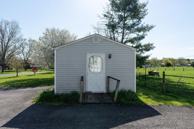 view of outdoor structure featuring a yard