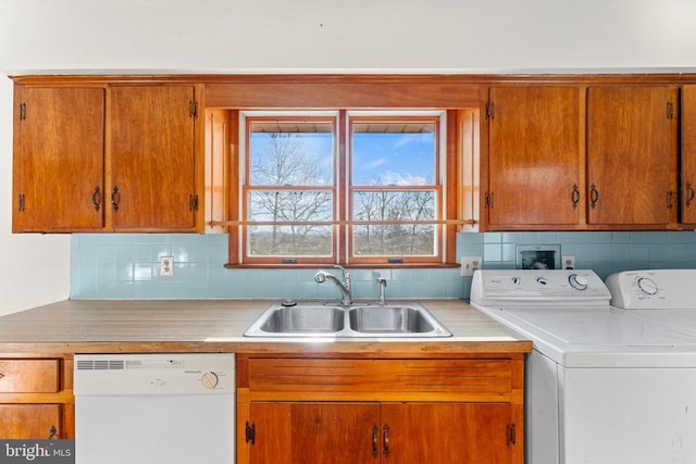 laundry area featuring sink and washing machine and dryer