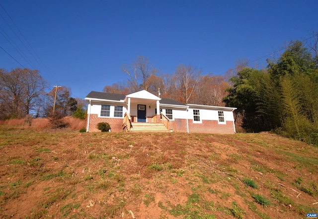 ranch-style house featuring a front lawn