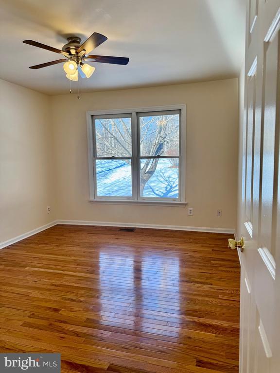 empty room featuring hardwood / wood-style floors and ceiling fan