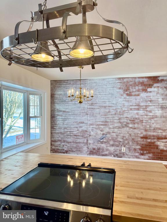 room details featuring a notable chandelier and electric range